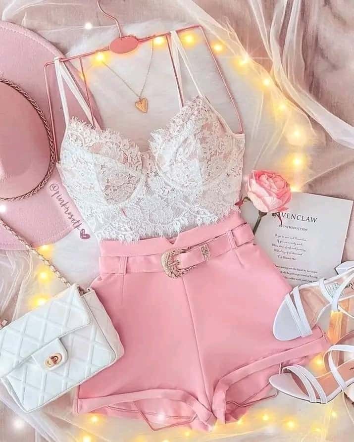 120 outfits de short corte alto rosado con cinturon rosado y evilla de pedreria y top de tirantes de encaje color blanco acompa├▒ado de un bolso de mano blanco y tacones blancos 120 outfits de short corte alto rosado con cinturon rosado y evilla de pedreria y top de tirantes de encaje color blanco acompa├▒ado de un bolso de mano blanco y tacones blancos
