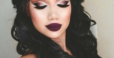125 Maquillaje de Noche cat eye con difuminado de sombras en blanco vino y negro con delineado doble cat eye con glitter en plateado labial morado oscuro intenso