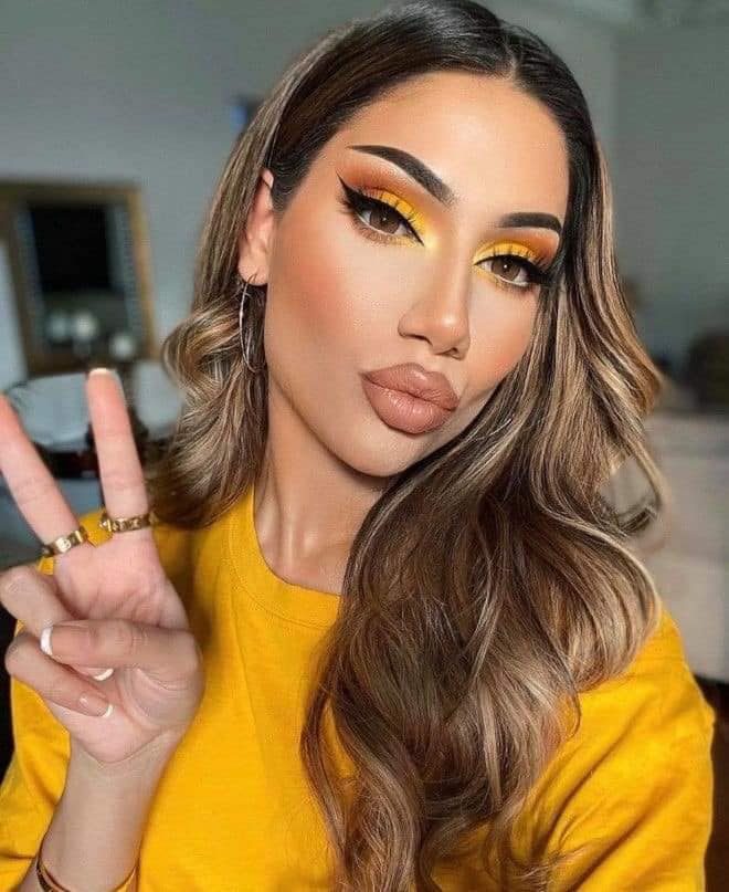 15 Maquiagem em tons laranja olho esfumado com mescla de sombras em tons laranja e amarelo com delineador gato