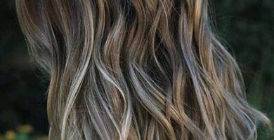 158 Mechas Californianas base en tono marron con mechas en rubio largo hasta mitad de espalda