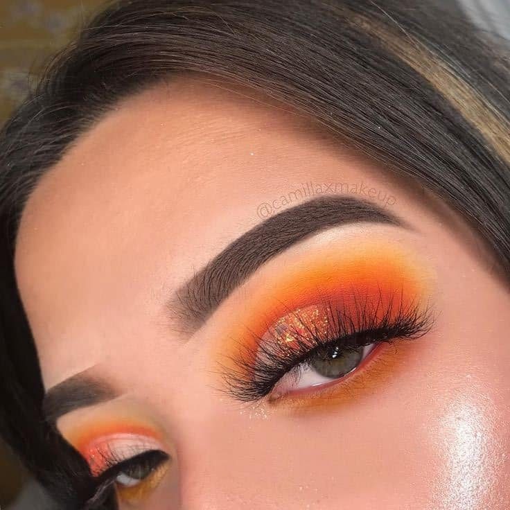 16 Maquiagem em Tons Laranja Olho esfumado com mesclagem em tons laranja e branco