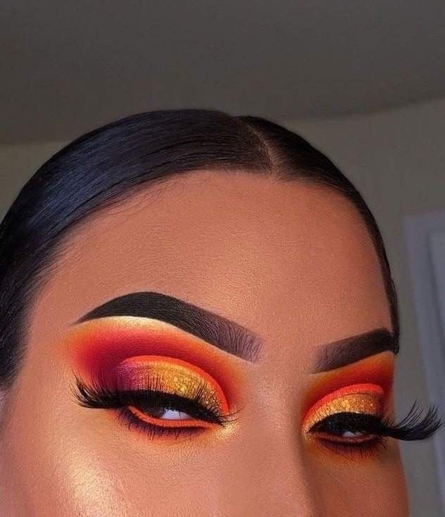 19 Maquiagem em tons laranja olho bloco com sombra mesclada em tons laranja dourado e fúcsia delineado simples
