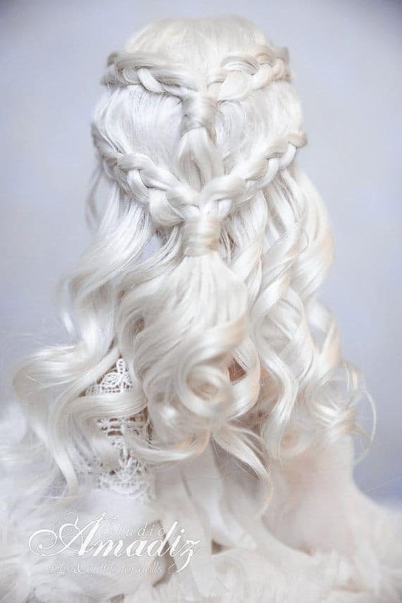 2 White hair with basic braids in the shape of a tiara and abundant waves in long hair up to the middle of the back