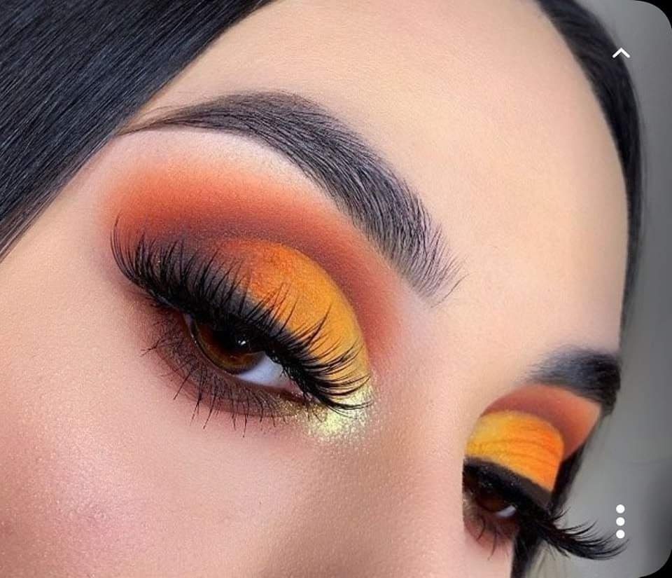 23 Maquiagem em tons laranja olho esfumado com mescla de sombras em tons laranja claro a laranja escuro com ponto dourado na área lacrimal e delineador simples