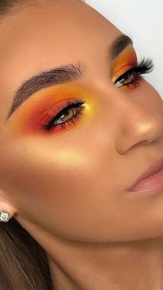 26 Maquiagem em tons laranja olho esfumado com mescla de sombras em tons laranja e delineador simples