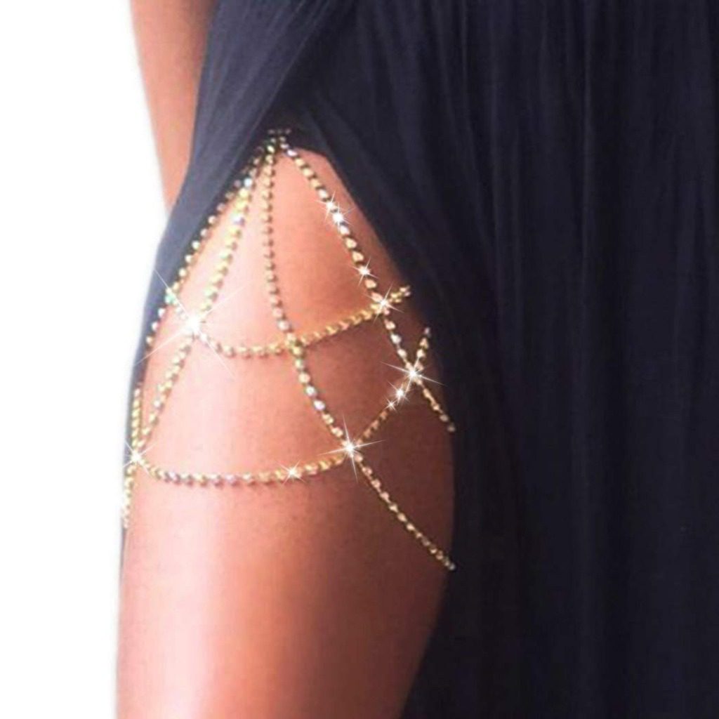 29 Chaînes de jambe de type Body Chains avec ruban noir entourant la jambe et fines chaînes pendentifs avec slavons de type diamant
