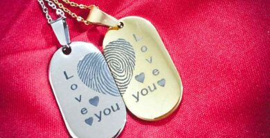 30 Collares para Parejas cadenas de oro y plata con placa de metal con letras Love You y pequenos corazones alrededor y mitad de corazon en forma de huella digital