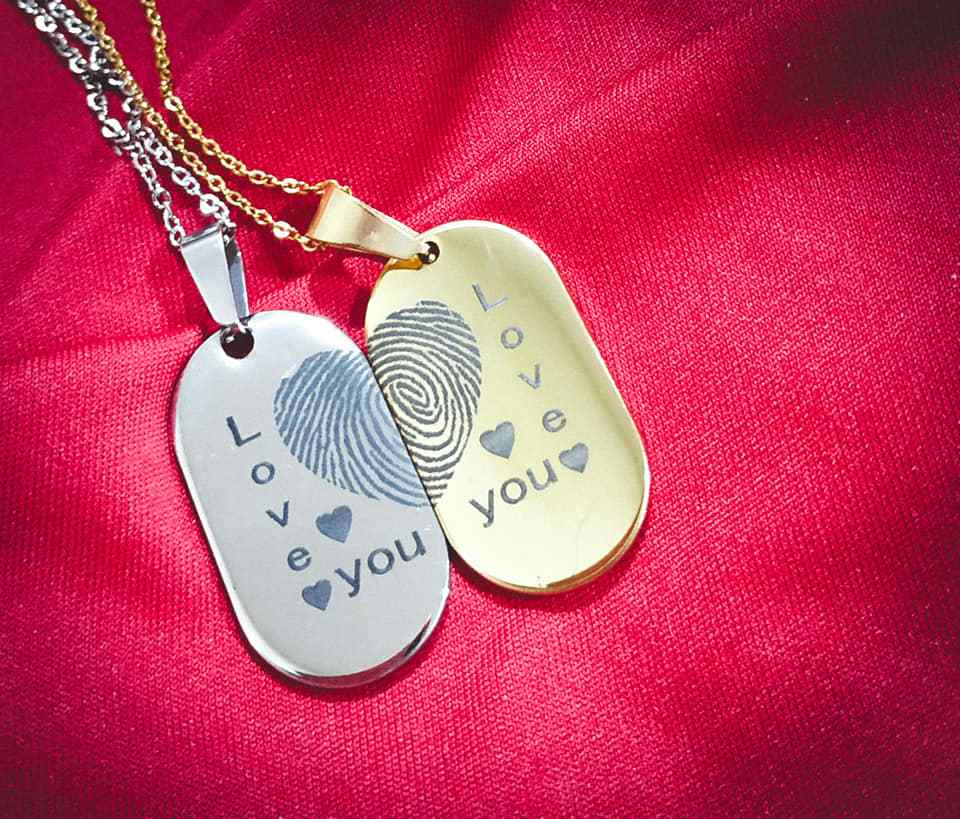 30 Halsketten für Paare aus Gold und Silber mit Metallplatte mit „Love You“-Buchstaben und kleinen Herzen rundherum und halben Herzen in Form eines Fingerabdrucks