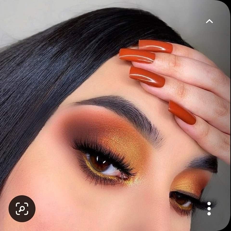 30 Maquiagem em Tons Laranja Olho esfumado com mescla de sombras em tons laranja a cobre com delineador simples