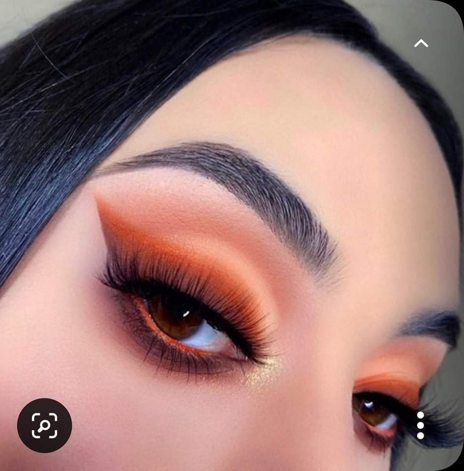 32 Maquiagem olho gato em tons laranja com mesclagem em tons laranja e delineador simples