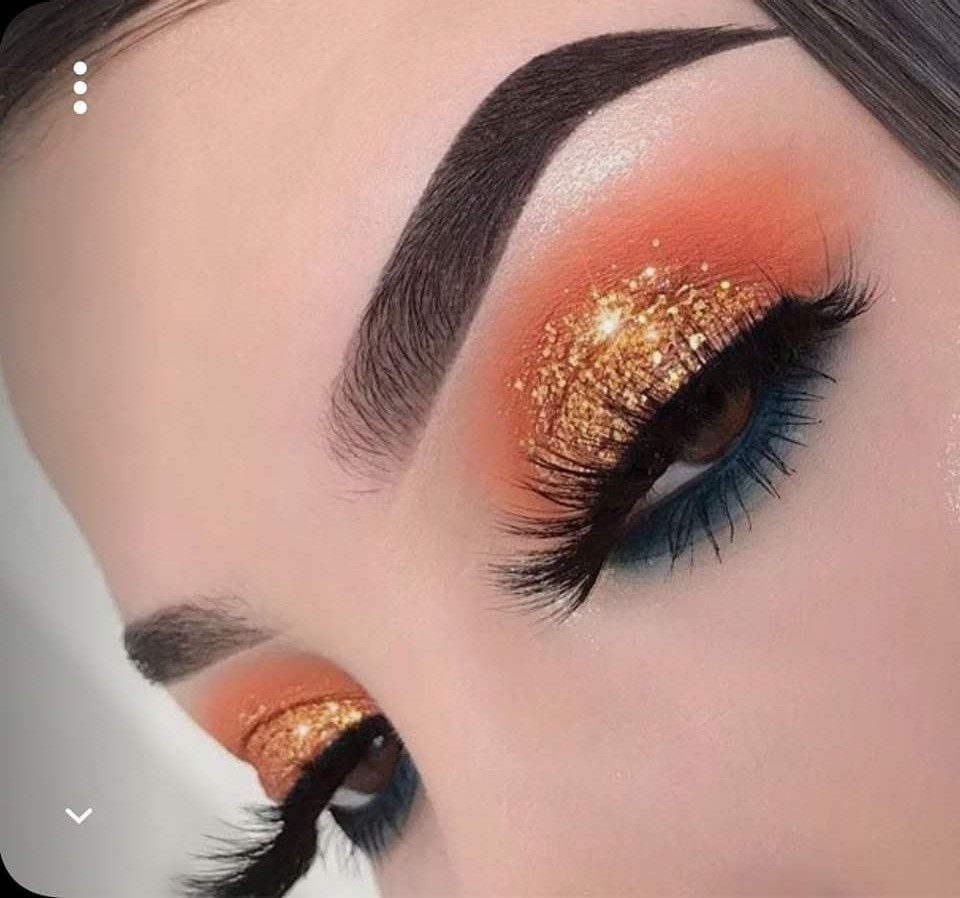 37 Maquiagem em Tons Laranja olho esfumado em tom laranja com glitter laranja na pálpebra com delineador preto simples