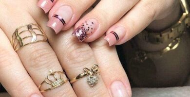 43 Unas Lindas cuadradas largas con esmalte base en tono nude bordes en rosado claro con detalles en negro