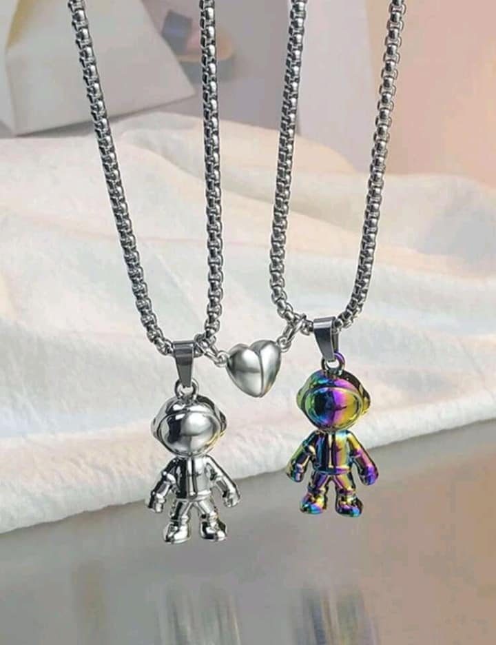 5 Colliers pour Couples chaînes en argent avec pendentifs en forme d'astronautes et une petite moitié de cœur sur le côté
