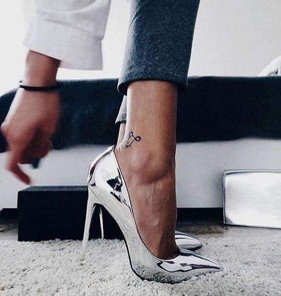 68 Tacones Metalicos en plateado con efecto de espejo y tacon de aguja 68 Tacones Metalicos en plateado con efecto de espejo y tacon de aguja