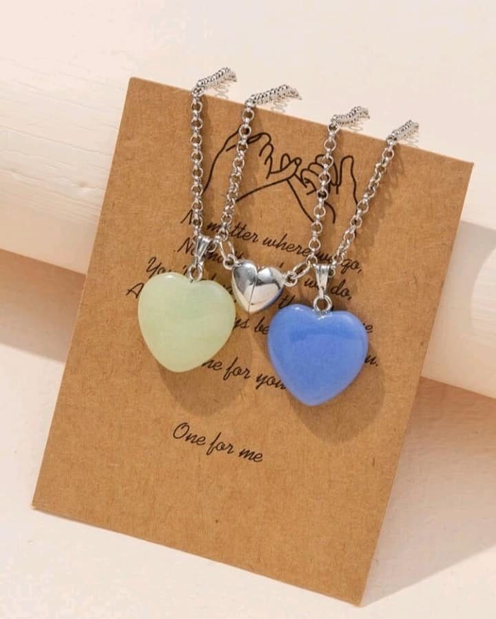 7 Halsketten für Paare, Silberketten mit weißen und blauen Herzanhängern mit kleinen magnetisierten Herzen