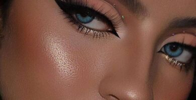 78 Maquillaje con Strass delineado cat eyes en negro con delineado completo en nude y delineado de pedreria en borde superior de parpado estilo cat eye con labial nude