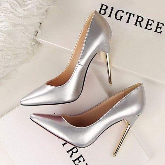 85 Tacones Metalicos eplateados claro y tacon de aguja en dorado 85 Tacones Metalicos eplateados claro y tacon de aguja en dorado