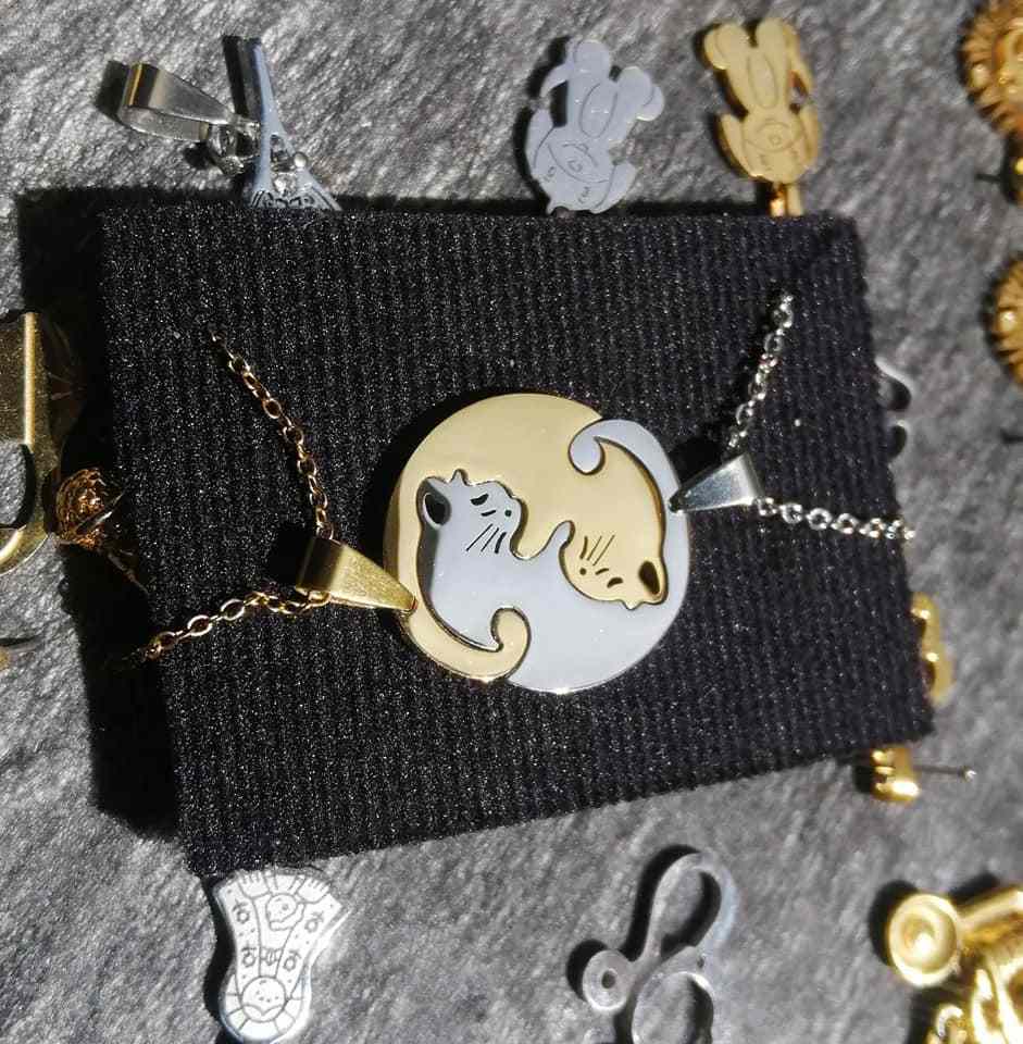9 colliers pour couples chaînes en or et en argent avec un pendentif chat qui s'entremêlent