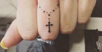 98 tatuaje de cristianos en dedo medio con motivo de rosario