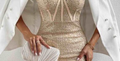 100 Vestidos Dorados top estraple cenido al cuerpo con textura de pedreria chaqueta sobre hombros