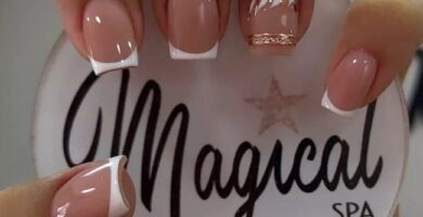 109 Estetica de unas con manicura frncesa brillante y estampado de hojas dorado