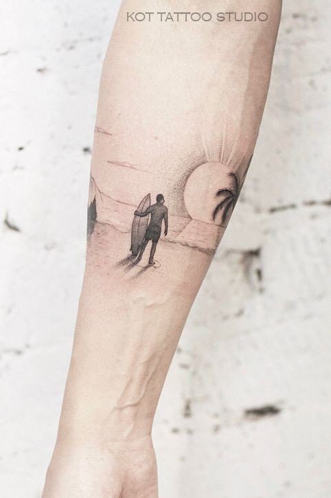 18 Tatuajes de Playas de un surfero mirando el atardecer en el antebrazo 18 Tatuajes de Playas de un surfero mirando el atardecer en el antebrazo