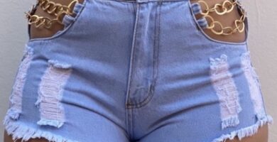 185 Short Jeans corte alto sin bolsillos con cadenas doradas sobre piel y rasgados a los lados