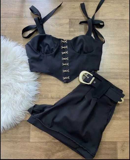 191 Outfits in schwarzer Farbe für den Sommer, kurze Hosen mit Gürtel und goldener Schnalle sowie schwarzes Crop mit Bindebändern