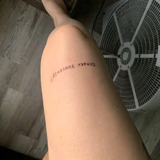 22 tatouages de phrases pour femmes sur la jambe droite au-dessus du genou en anglais