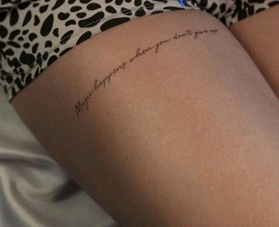 23 Phrasen-Tattoos für Frauen auf dem rechten Bein auf Englisch