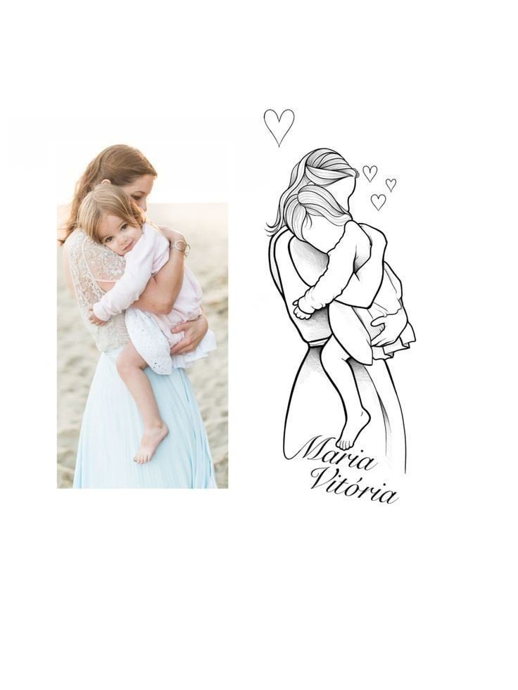 25 zarte Tattoos von Mutter und Tochter. Mutter steht da und trägt und umarmt ein Mädchen mit Herzen und Namen unten