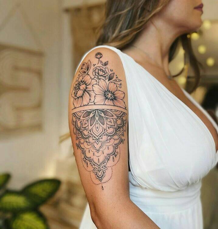 29 Tatuajes con Adornos Budistas mandala franja blanca y flores en brazo llegando al hombro