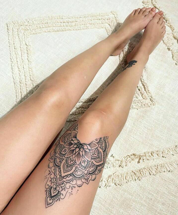 30 Tatuajes con Adornos Budistas medio mandala sobre la rodilla en muslo
