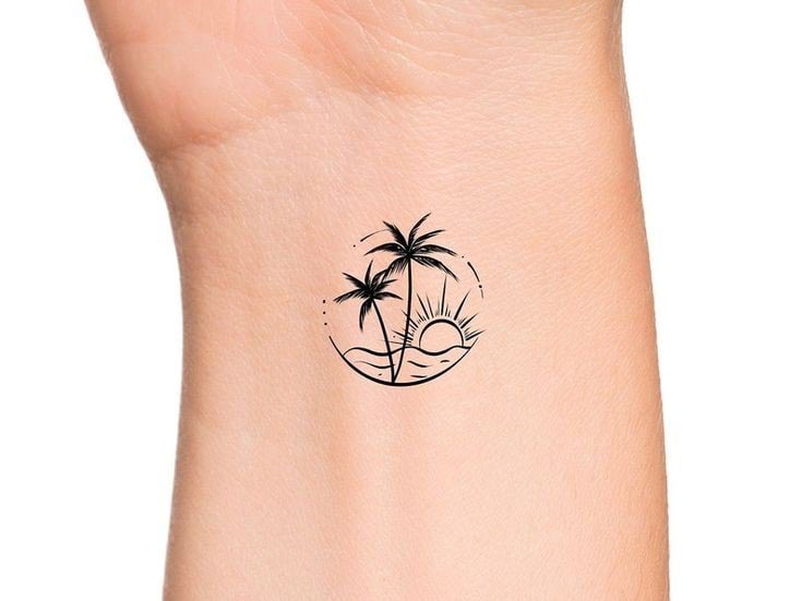 33 Tatuajes de Playas minitatuaje en la muneca de unas palmeras playeras 33 Tatuajes de Playas minitatuaje en la muneca de unas palmeras playeras
