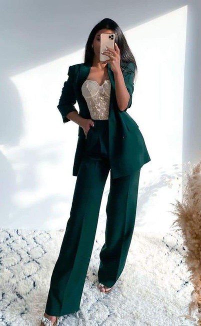49 PALTALONES PALAZZO color verde oscuro con body de encaje blanco y chaqueta a juego 49 PALTALONES PALAZZO color verde oscuro con body de encaje blanco y chaqueta a juego