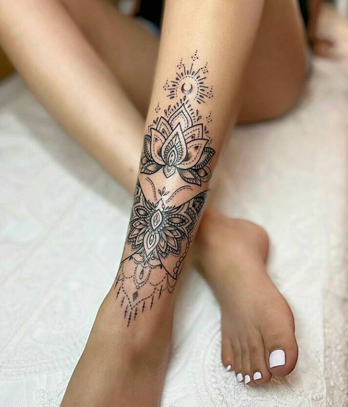 49 Tatuajes con Adornos Budistas detalle de pantorrilla en negro con flor de loto mariposa tipo mandala y colgantes