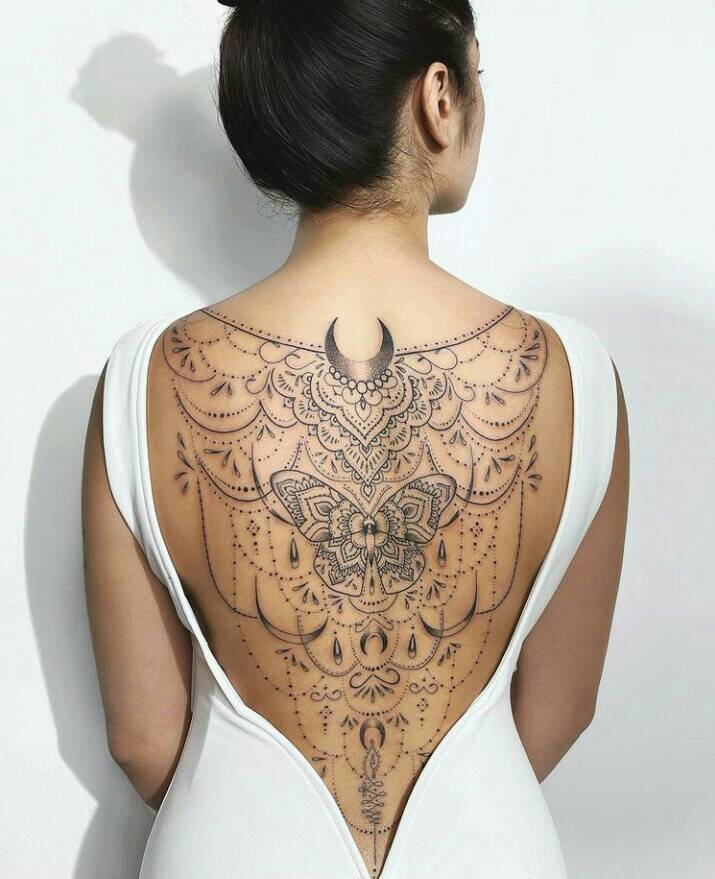 56 Tatuajes con Adornos Budistas obra en espalda completa con mandalas luna adornos mariposa colgantes negro