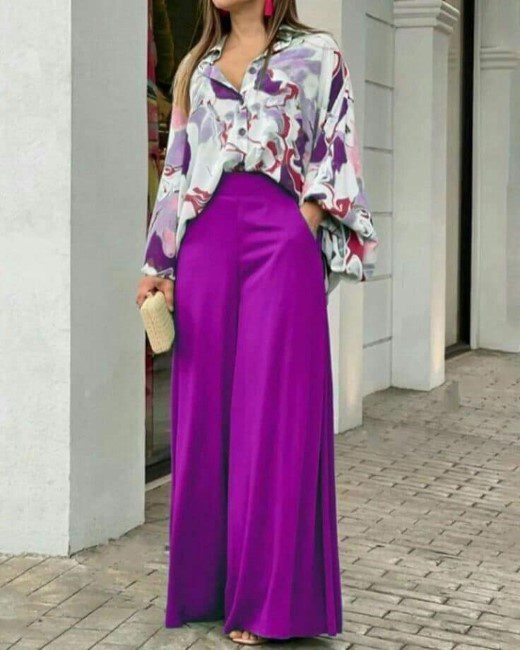 59 PALTALONES PALAZZO color burdeos y blusa suelta de un estampado similar 59 PALTALONES PALAZZO color burdeos y blusa suelta de un estampado similar
