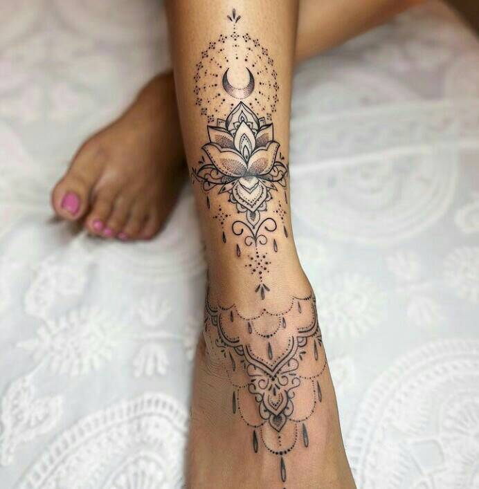 60 Tatuajes con Adornos Budistas flor de loto negra en la pantorrilla con luna y adornos colganes sobre el pie