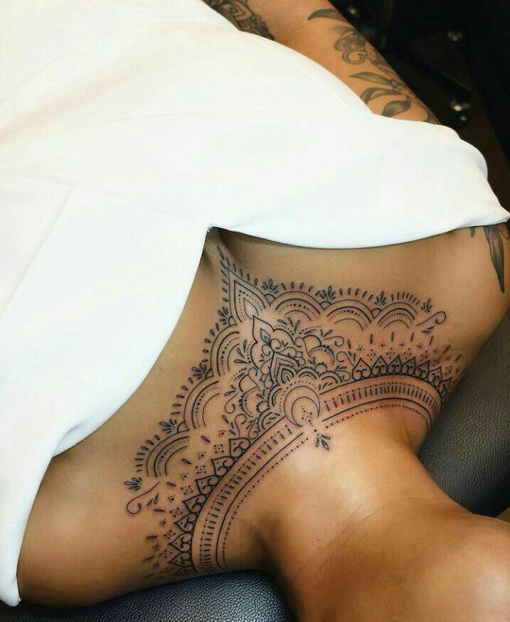 65 Tatuajes con Adornos Budistas Mandala dibujado alrededor del cuello tipo collar en la parte superior del pecho