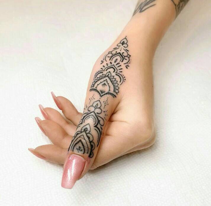 65 Tatuajes con Adornos Budistas hermoso detalle de mandala y flor de loto en sobre el dedo pulgar en negro