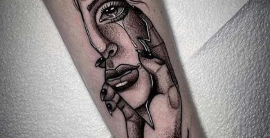 65 Tatuajes de puntillismo parte de rostro de mujer sostenido por una mano y simbolos alrededor