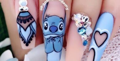 662 Manicura de Stitch esmaltado con beige mate pedreria brillante y corazones en negro