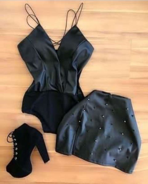Outfits de color negro para verano conjunto de falda y body de cuero con botines altos