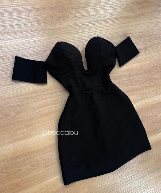 Outfits de color negro para verano vestido escotado con manda baja y escote pronunciado