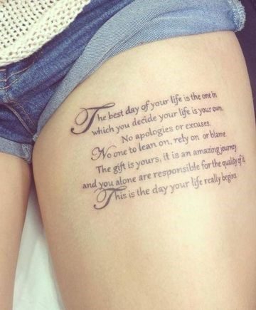 Phrasen-Tattoos am Bein auf Englisch