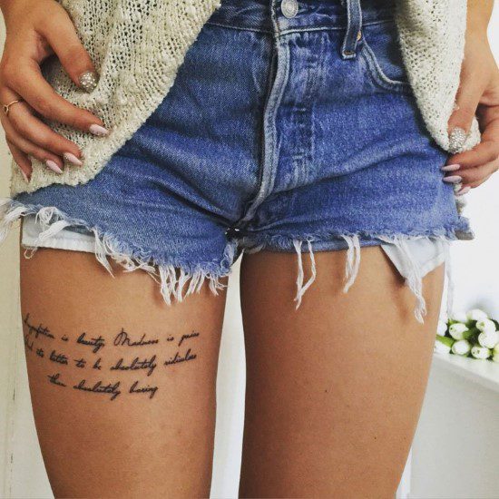 Phrasen-Tattoos für Frauen auf dem rechten Bein in Kursivschrift