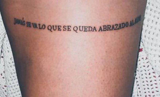 Phrasen-Tattoos für Frauen auf dem Oberschenkel auf Spanisch