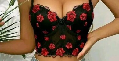 124 Top de Encaje negro con estampado de rosas rojas y tiras sobre hombros