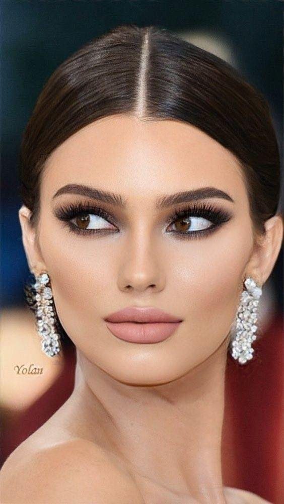 19 Maquillaje natural smokey eye con sombra en tono marron con delineado de contorno completo y labial en rosado claro